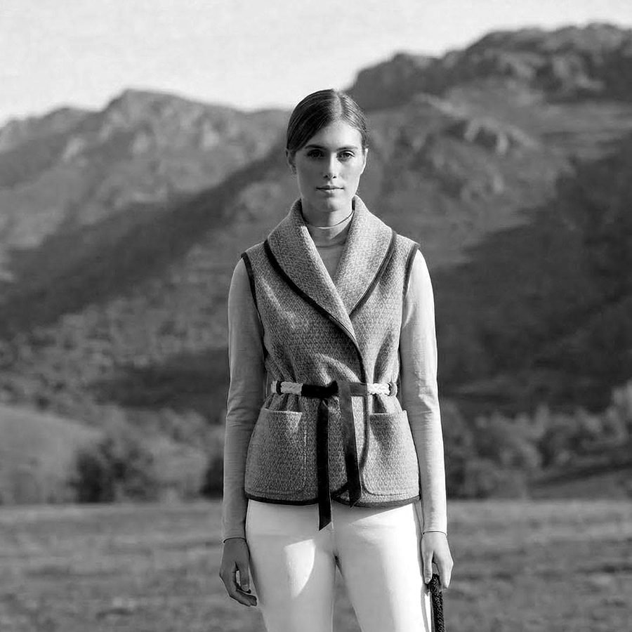 Equestrian Collection: Reitweste vor Bergkulisse