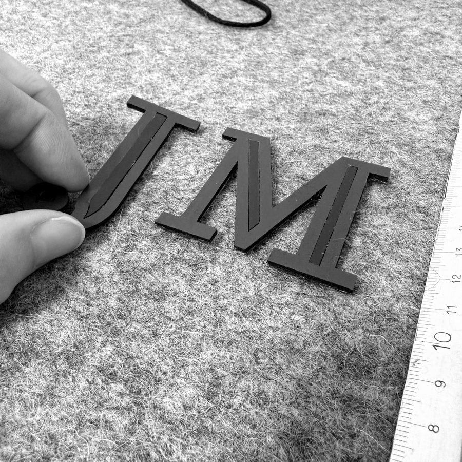 Individuelles JM-Monogramm auf Filz – Customisation