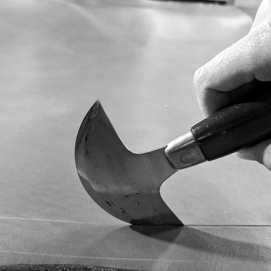 Hand-cutting leather with a round knife